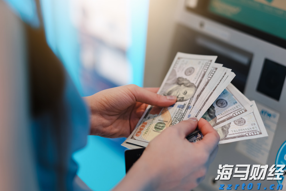 我市相关部门举行就业服务进校园活动