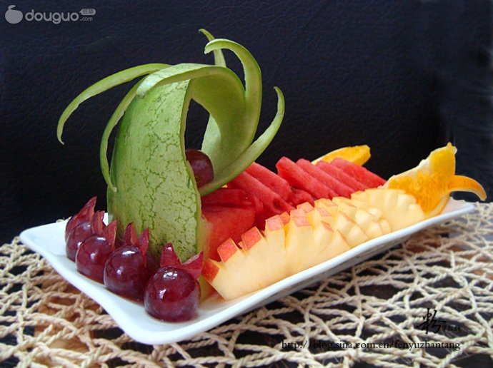 汽车销量疲软,特斯拉(TSLA.US)的未来是否依赖于AI梦?